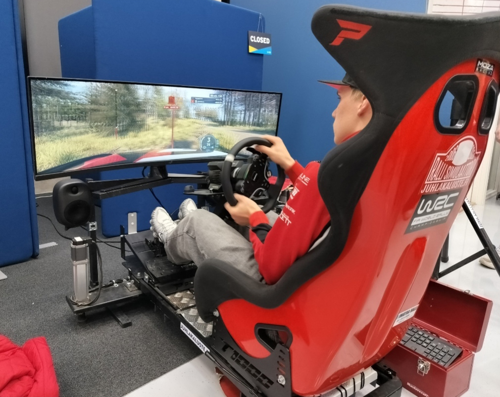 mies ajamassa rallisimulaattorilla